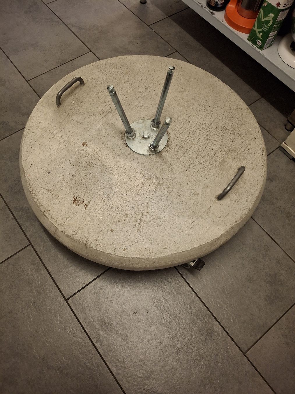 Steine & Dachziegeln: Beton Sockel – Gebraucht aus Bern von Sahlenweidli