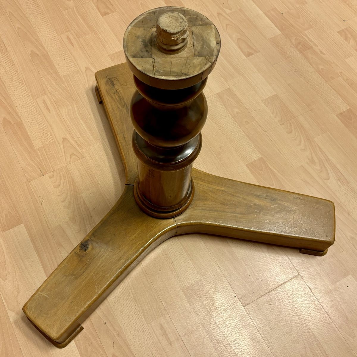 Tavoli: Runder Nussbaumtisch, Antik, 116cm Durchmesser – Usato da Zürich venduto da MANUWIRZ11 9