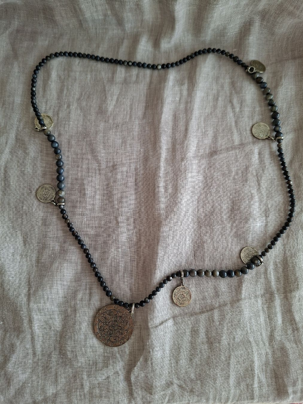 Catenine: Collier Vintage Bohème à Médaillons Gravés – Nuovo (secondo la descrizione) da Lutry venduto da Sim_Sta 2