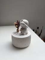 Weisse Lichtdose mit Mädchen und Trockenblumen – Neu!
