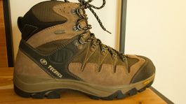 Chaussures randonnée /trek femme. TECNICA