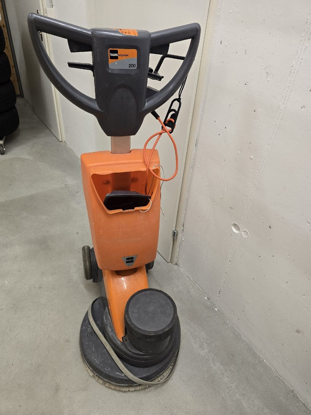 Tutte le macchine: TASKI ergodisc 200 Einscheibenmaschine – Usato da Oberarth venduto da atty
