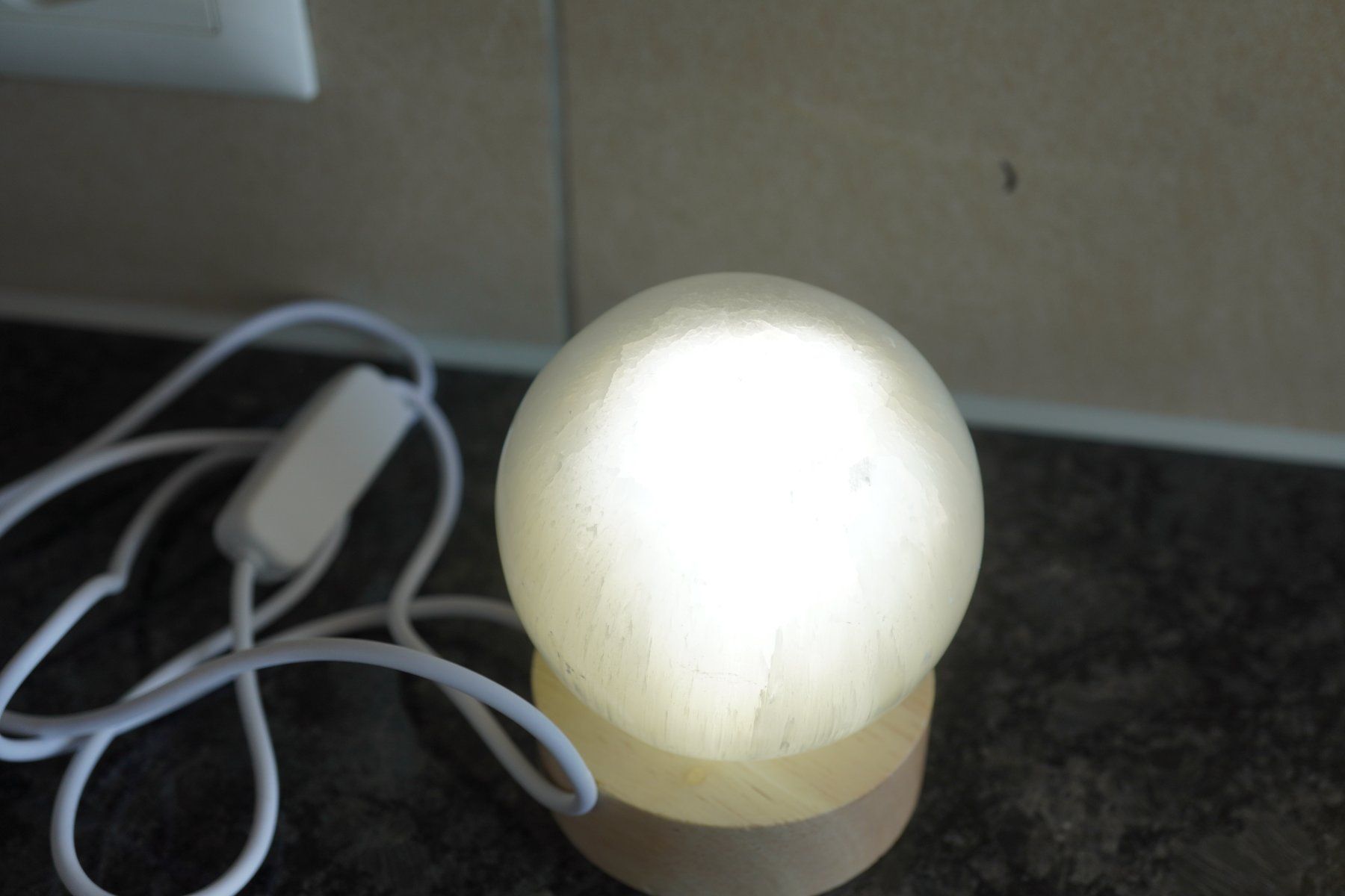 Minerali & Pietre curative: Selenit Kugel   ca60mm  mit Led   Ständer Licht – Nuovo e nell'imballaggio originale da Eschenbach SG venduto da topstone 7