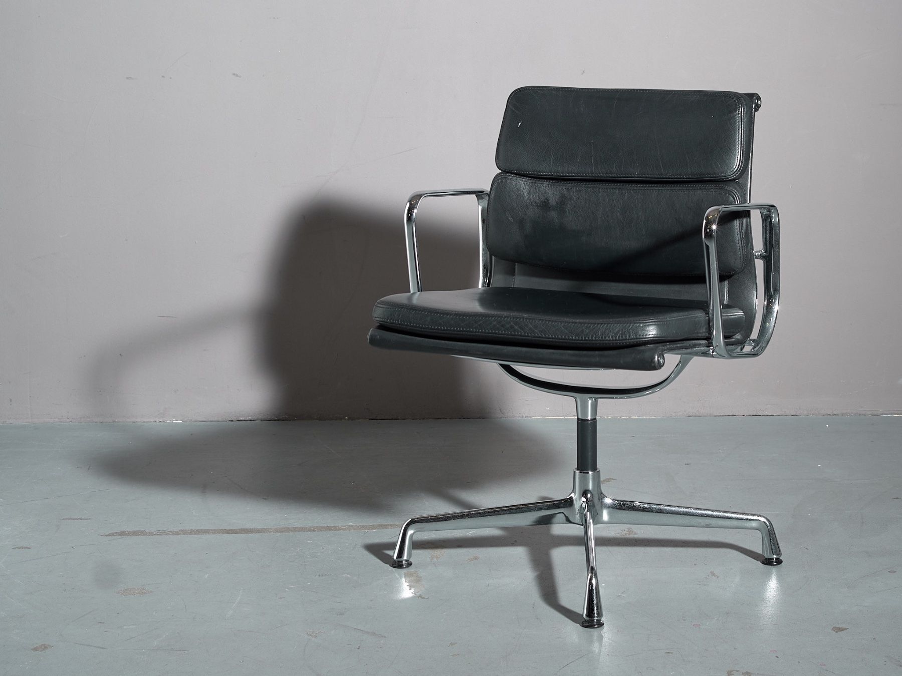Eames Sedie: Vitra Soft Pad Char EA208, Leder – Usato da Liebefeld venduto da Orvin2534