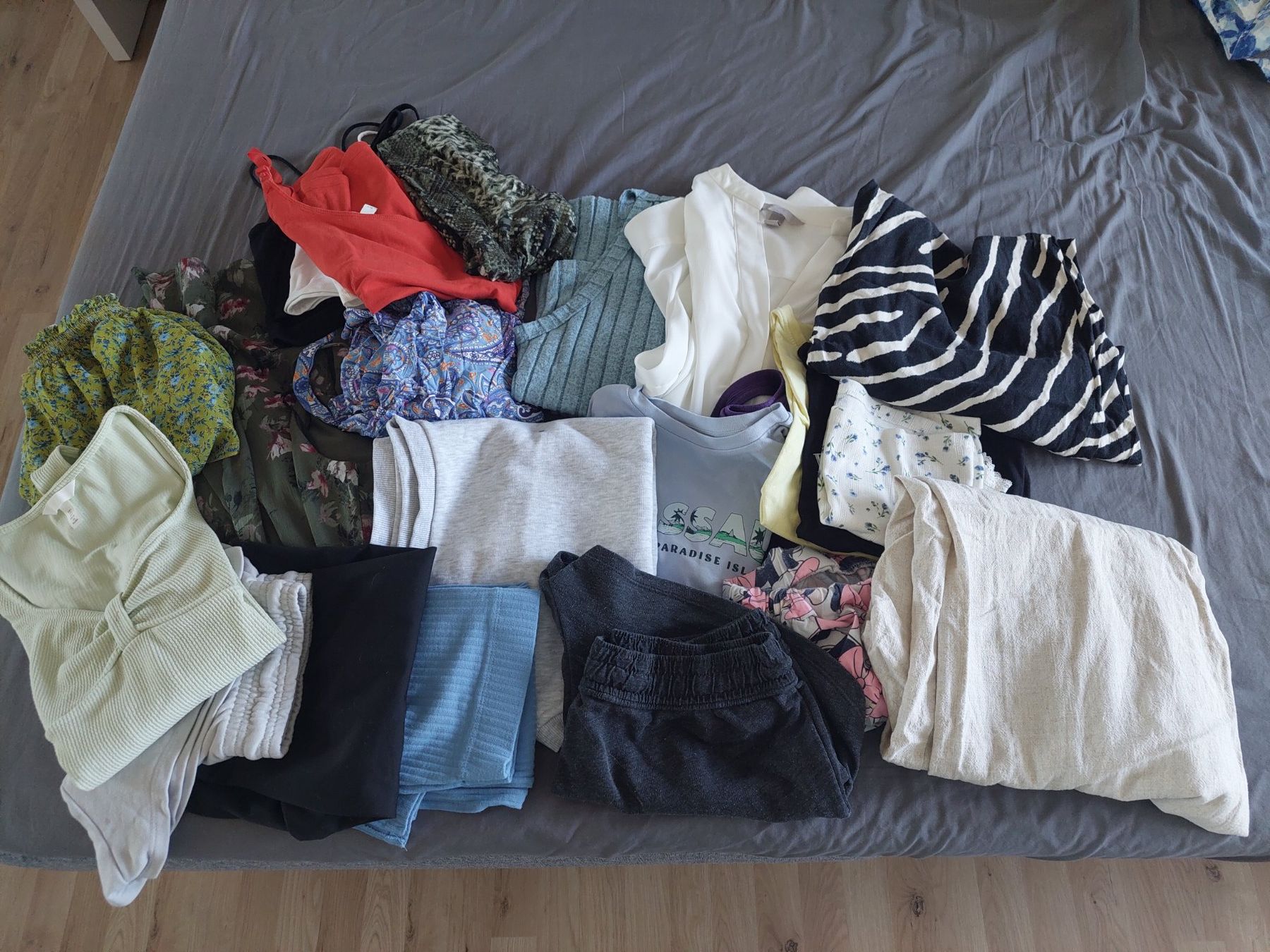 Lotti di vestiti: 24 TEILIGES MARKENKLEIDER PAKET GR. S – Usato da Münchenstein venduto da Strupfi