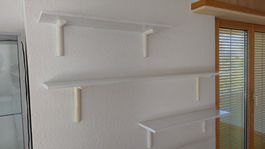 3 Wandregale weiss, Holz. Kunststoffabdeckung der Winkel
