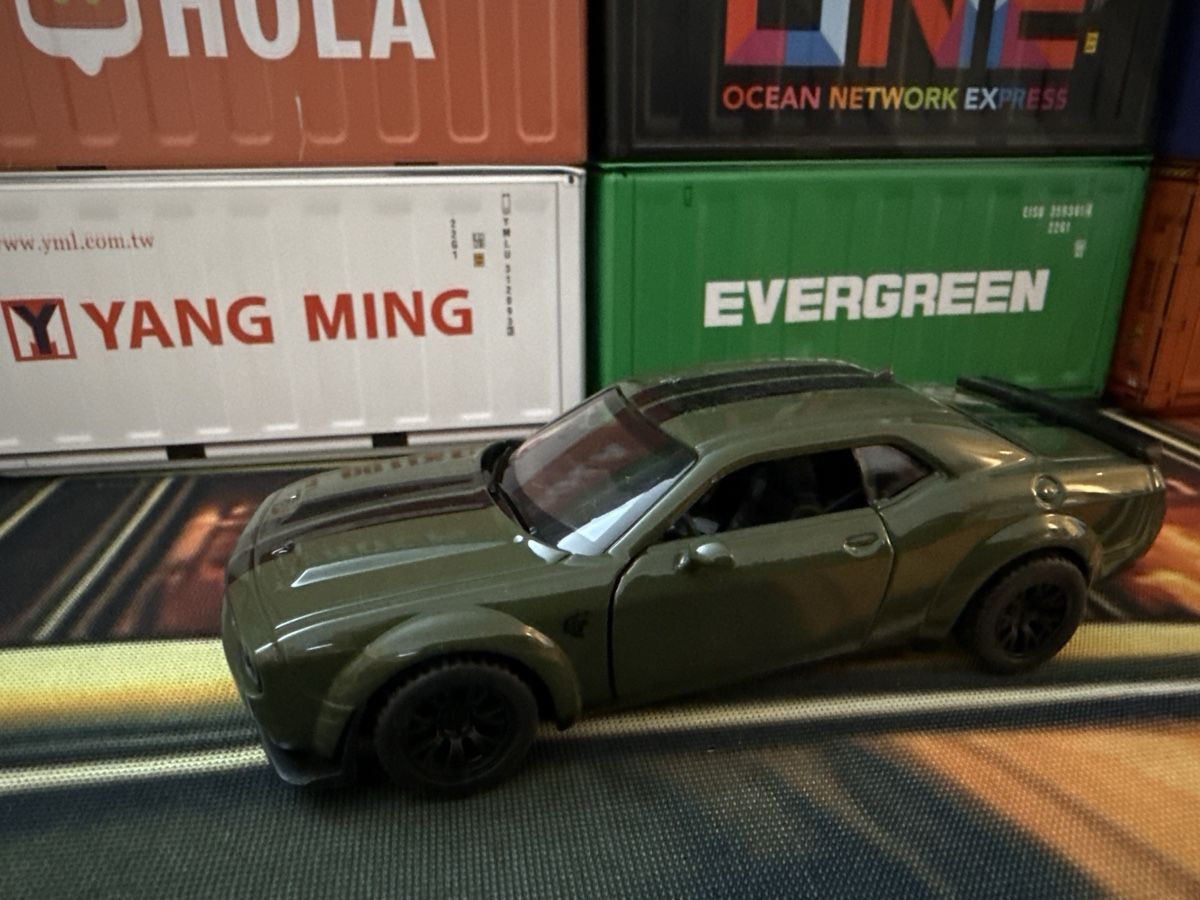 Dodge Modellautos: Dodge Challenger SRT Jailbreak  grün  – Neu (gemäss Beschreibung) aus Basel von Zomeg