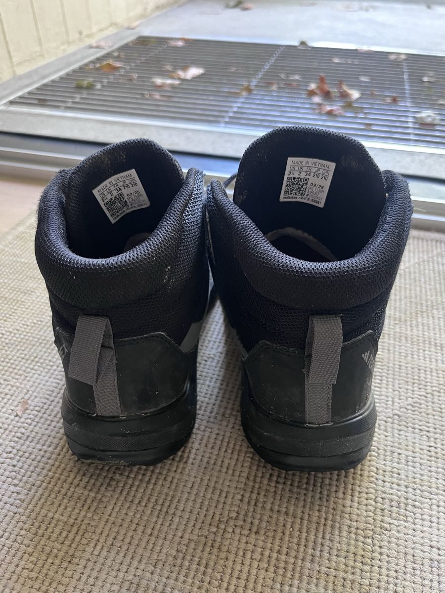 Adidas Chaussures garçon: Adidas Terrex Wanderschuhe Kinder Grösse 34 – D'occasion à Pfäffikon SZ par humming-bird 4