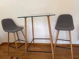 Bartisch Glas mit Holzbeinen und 2 Barstühle gut erhalten