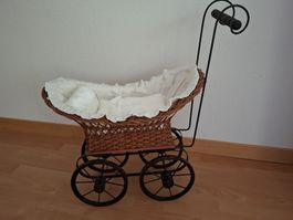 Antiker Puppenwagen aus Korb mit Stoffbezug, gutem Zustand!