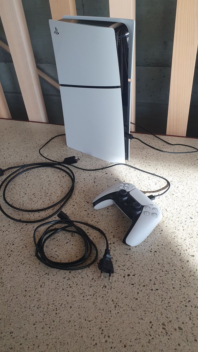 Sony Consoles: Playstation 5 Slim Disc Fortnite-Bundle – Neuf (Voir description) à Oberrohrdorf par dav_ctn5