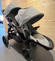 Geschwisterkinderwagen mit viel Zubehör