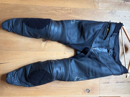FLM Sports Leder Kombihose 2.2 (Schwarz) – Gr. 26 / 52 Kurz