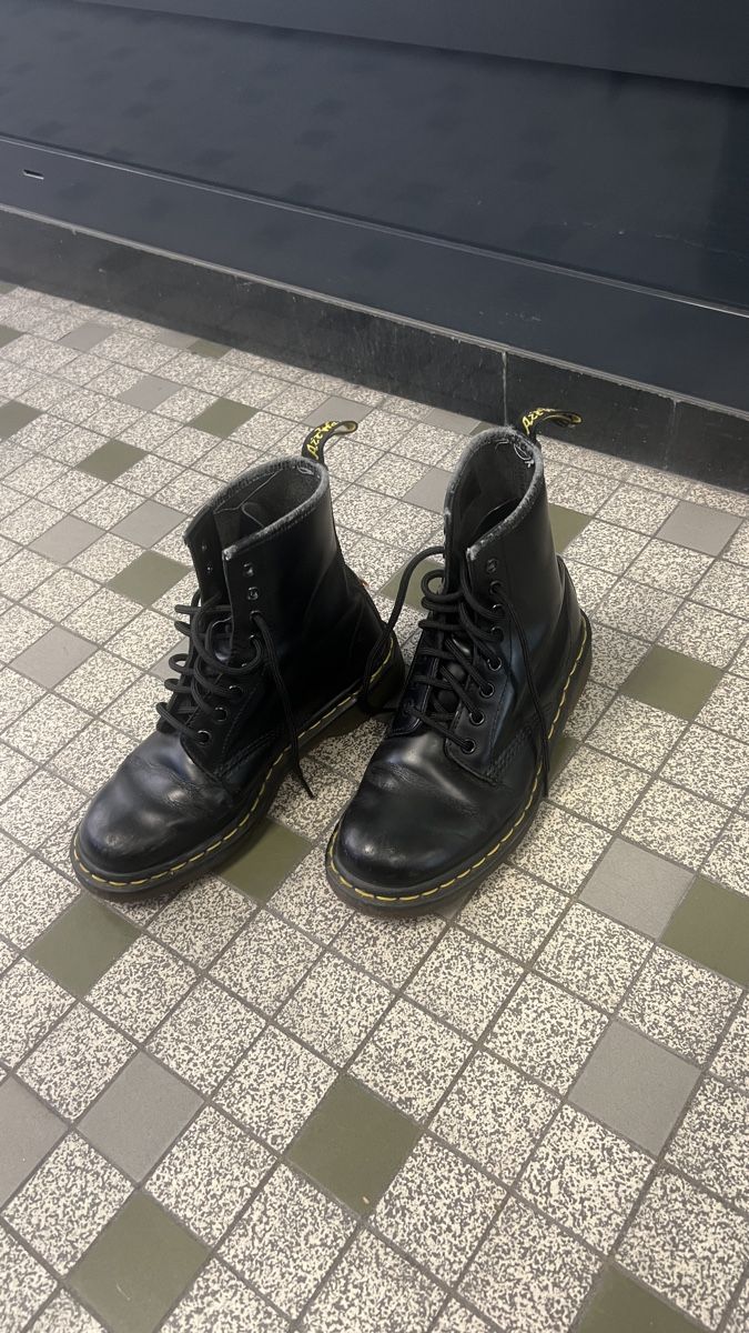 Dr. Martens Scarpe da uomo: Dr. Martens 1460, Taille 38, Noires, Bottes – Usato da Genève venduto da Leboucheoreilles 1