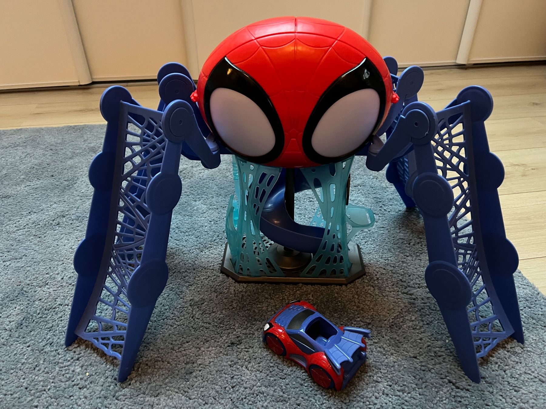 Hasbro Giocattoli: Spiderman Hauptquartier Spielset mit Auto und Figur, supe... – Usato da Founex venduto da rbo_l5m5