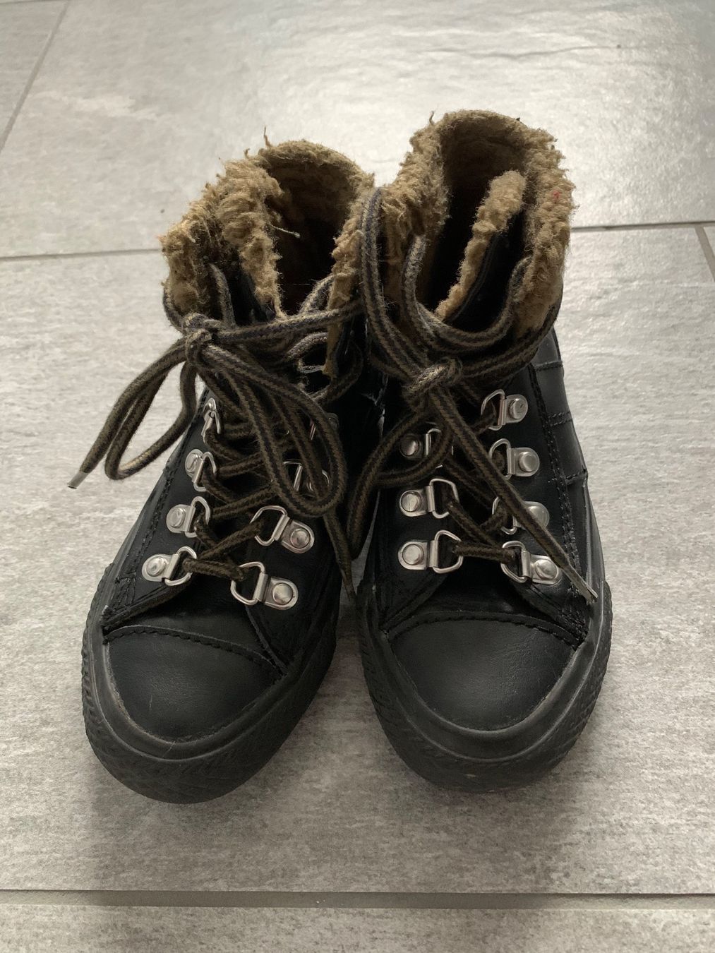 Converse Chaussures garçon: Schuhe Gr. 28 Converse – D'occasion à Dinhard par PS83