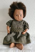 Sasha Baby Meitli, braune Augen im grünen Kleidli