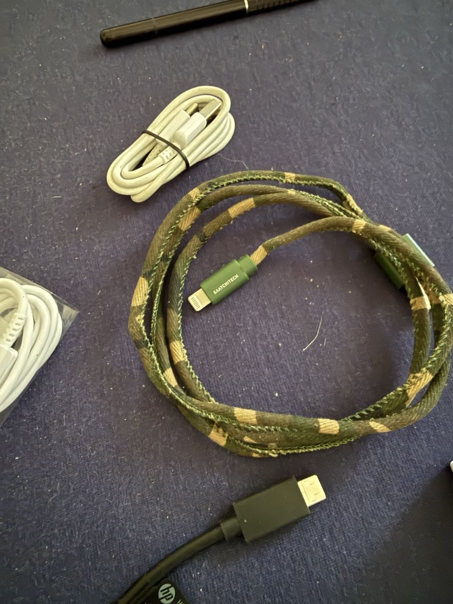 Handys / Smartphones: Verschiedene Ladekabel und Handy Halterung – Gebraucht aus Kriens von Ceer25 3