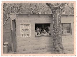 Soldaten schauen aus dem Barackenfenster, Foto 120x88 mm