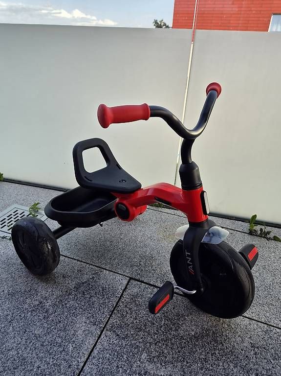 Véhicules pour enfants: Kinder Dreirad mit Korb – D'occasion à Neuenkirch par Unicorn3759