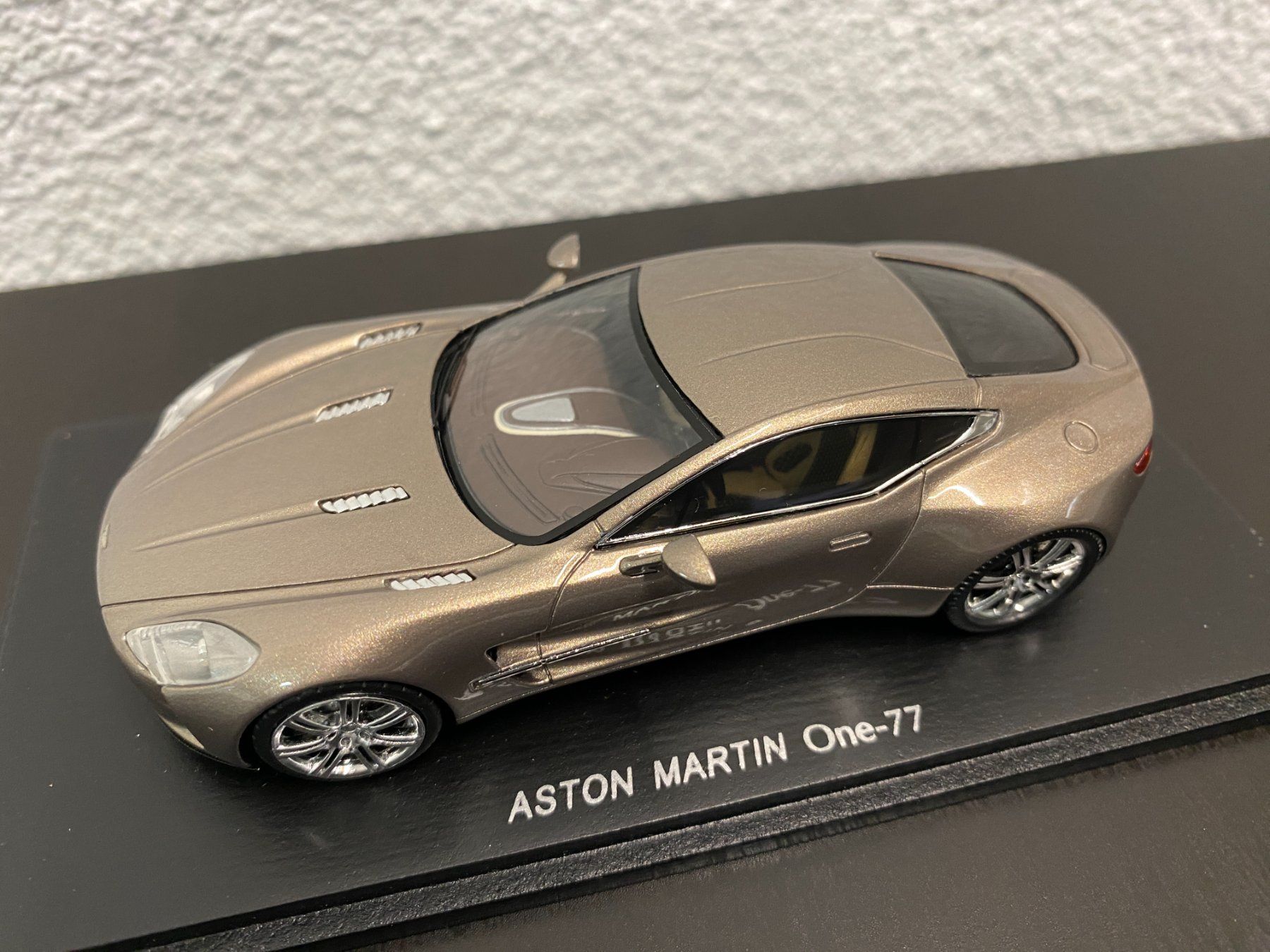 Spark Modellini d'auto: Aston Martin One-77 - Spark 1:43 – Nuovo e nell'imballaggio originale da Niederhasli venduto da Yotanke50 1