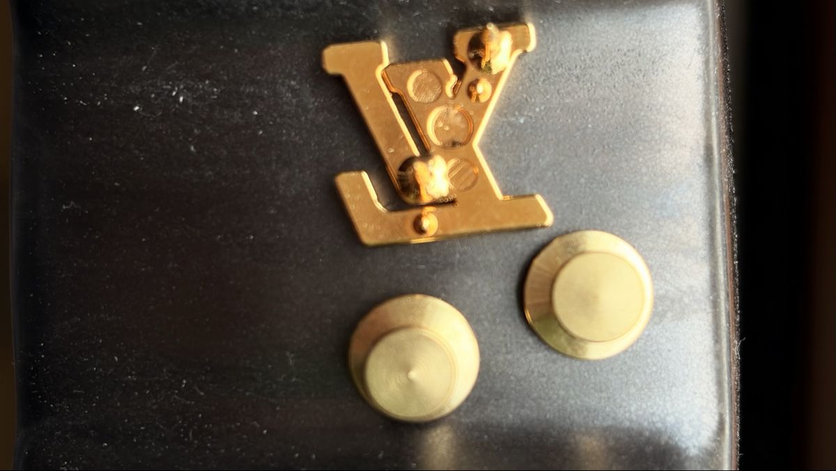 Louis Vuitton Broschen & Nadeln: Louis Vuitton Broche – Gebraucht aus St. Moritz von Capricorn88 4