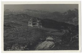 Flums  Clubhütte "Spitzmeilen" mit Blick auf die Churfirsten