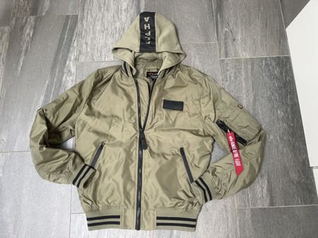Alpha Industries Bomberjacke mit Kapuze Grösse M grün