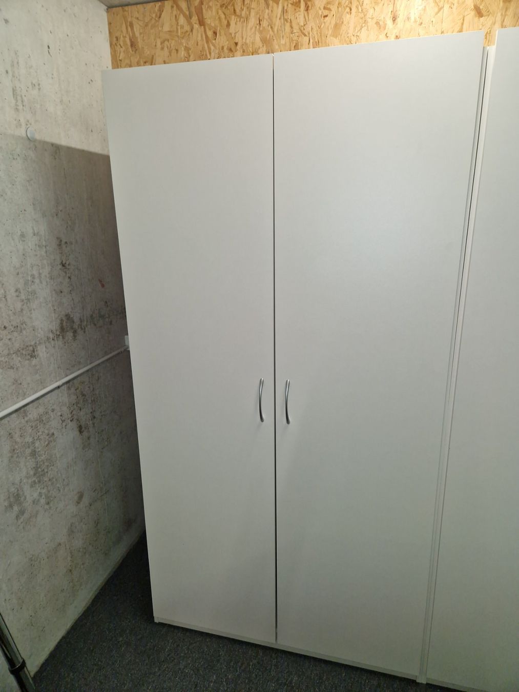 Armoires: Kleiderschrank, wie neu – D'occasion à Cham par Dave63