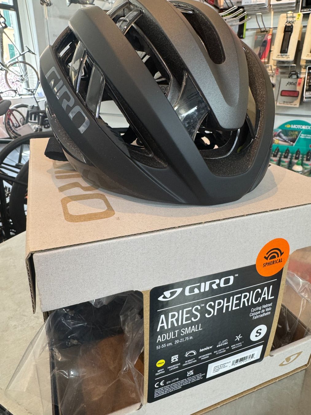 Giro Helme: Giro Aries Spherical 1/2 Preis! – Neu und originalverpackt aus Zürich von Velofabrik01