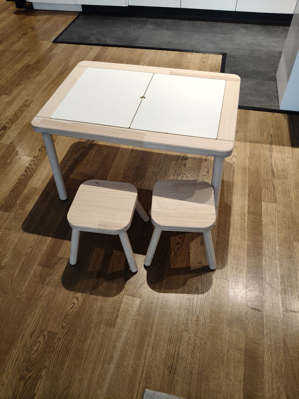 Ikea Tischset: Kinder Tisch mit zwei Hockern – Gebraucht aus Oberengstringen von Germii