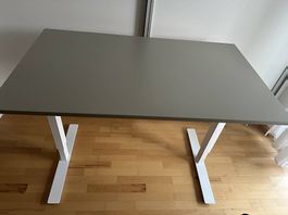 Höhenverstellbarer Schreibtisch