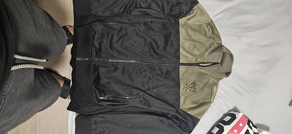Guess Maglioni & Felpe: GUESS Zip Hoodie – Usato da wängi venduto da haa_6pqc 1