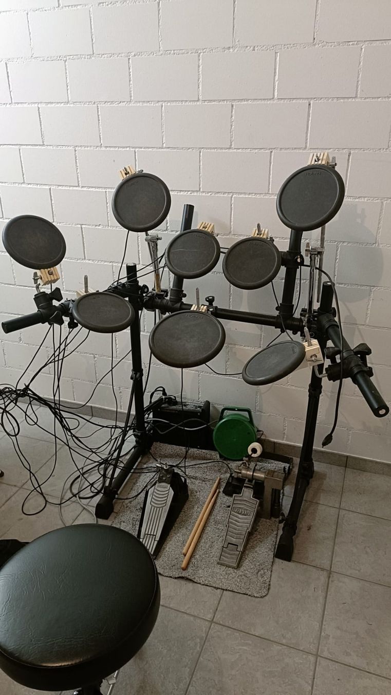 Roland Strumenti musicali: El. Drum Roland Td 6 – Usato da Waltenschwil venduto da Tulpenweg
