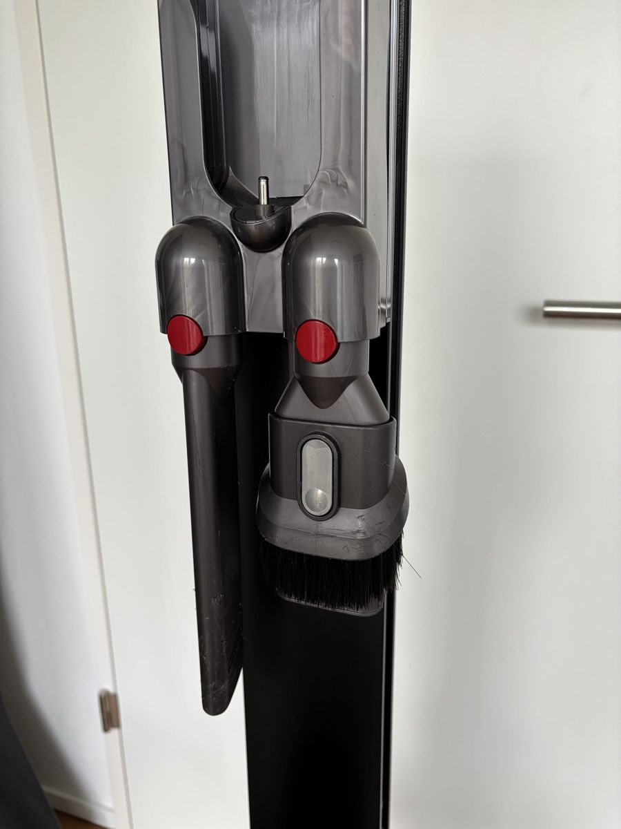 Dyson Staubsauger & Zubehör: Dyson V10 + Ständer und 5 Düsen – Gebraucht aus Sursee von aur_75qq 2