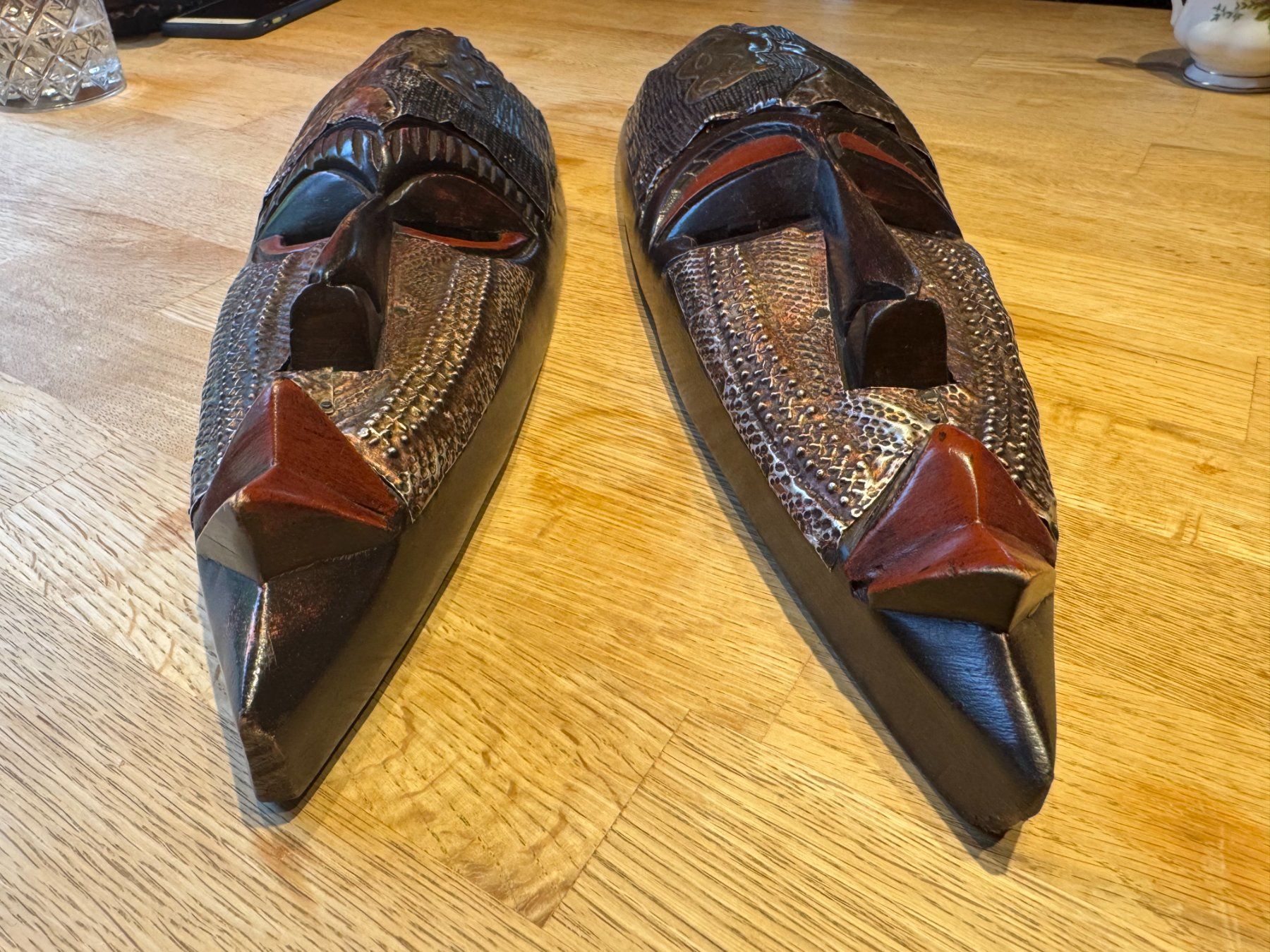 Skulpturen & Statuen: For Sale: Artisan Hand-Carved Authentic African Mask – Gebraucht aus Luzern von Antiquesonline 1