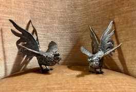 Belle paire de coqs en métal argenté