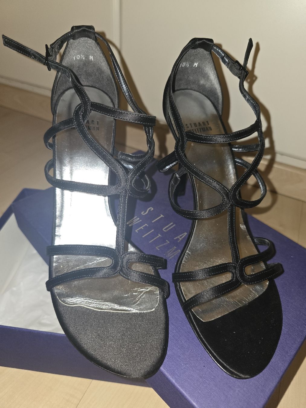 Stuart Weitzman Scarpe da donna: Schwarze Stuart Weitzman Sandalen, Gr. 10.5 – Usato da Zofingen venduto da Migiskau 2