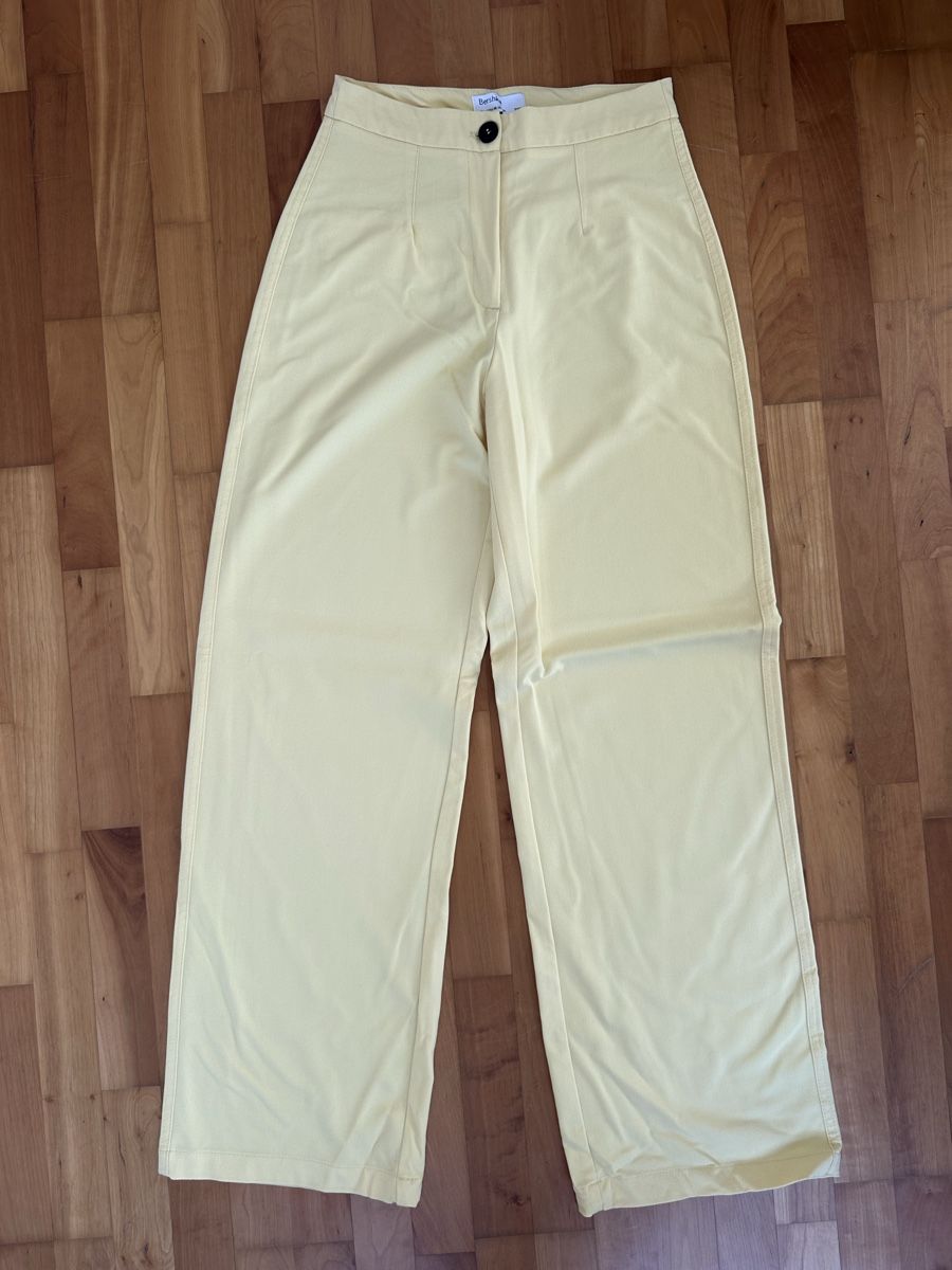Bershka Pantaloni: hellgelbe Stoffhose – Usato da Romanshorn venduto da ila_2nzf
