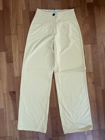 hellgelbe Stoffhose
