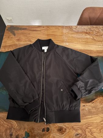 Schwarze Bomberjacke