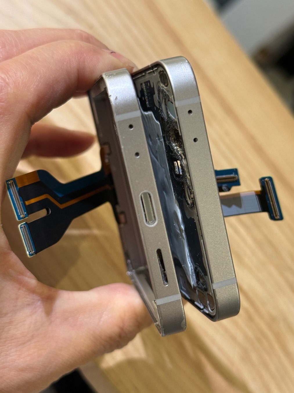 Samsung Telefoni cellulari / Smartphones: Châssis vide Galaxy Z flip 6 Titane – Usato da Morges venduto da DA-repa 5
