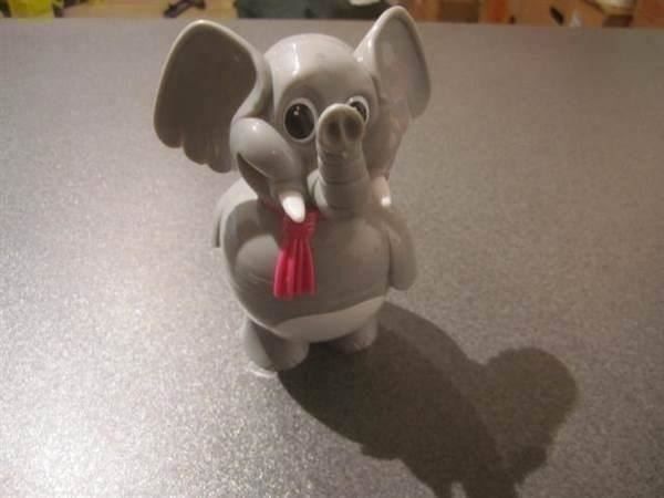 Jouets: Elefant grau mit rosa Halstuch – D'occasion à Zürich par abraxas1291