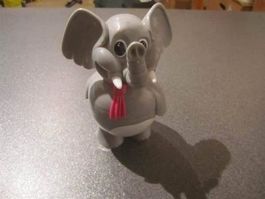 Elefant grau mit rosa Halstuch