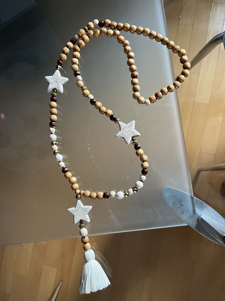 Catenine: Collier ethnique perles bois et étoiles blanches pompon – Usato da Genève venduto da Libellule477 4