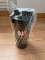 Neuwertiger NA Nutrition Shaker mit Deckel, ideal für Sport