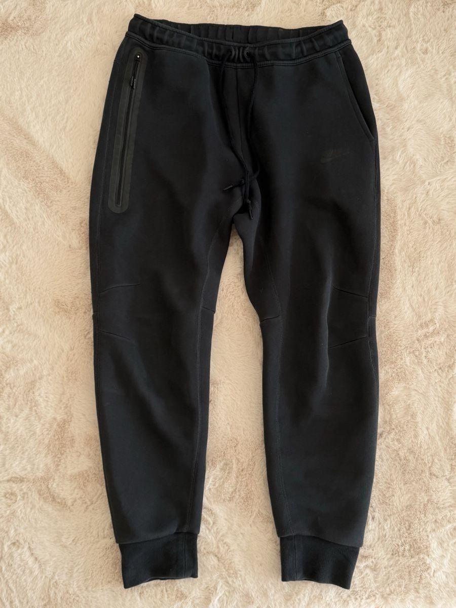 Nike Pantaloni: Nike Tech Fleece Hose  – Nuovo (secondo la descrizione) da Biel/Bienne venduto da ili_k9dc