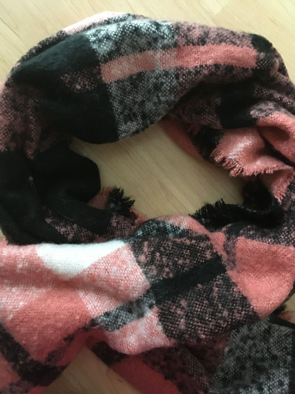 Hallhuber Foulards & écharpes: HALLHUBER Winterschal Bouclé – D'occasion à Muotathal par robin40 8
