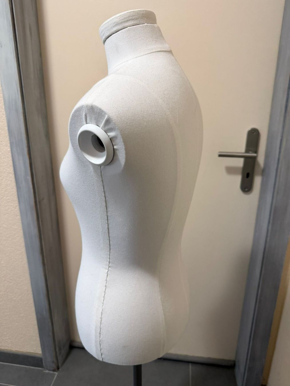 Allestimento di negozi e stand fieristici: Mannequin avec bras articulés amovibles – Usato da le landeron venduto da canette 3