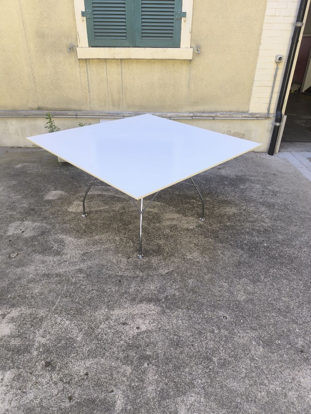 Tische: Quadratischer Tisch Glossy von Kartell – Gebraucht aus Basel von Patts_Lampenfieber